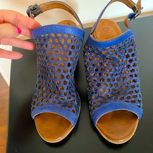 Bueno perforated royal blue sandal. size 7.5